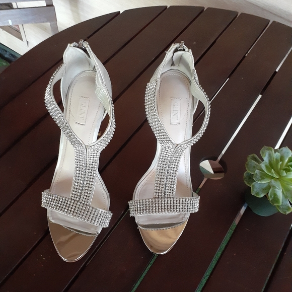 GLINT Silver Heels - Picture 6 of 6